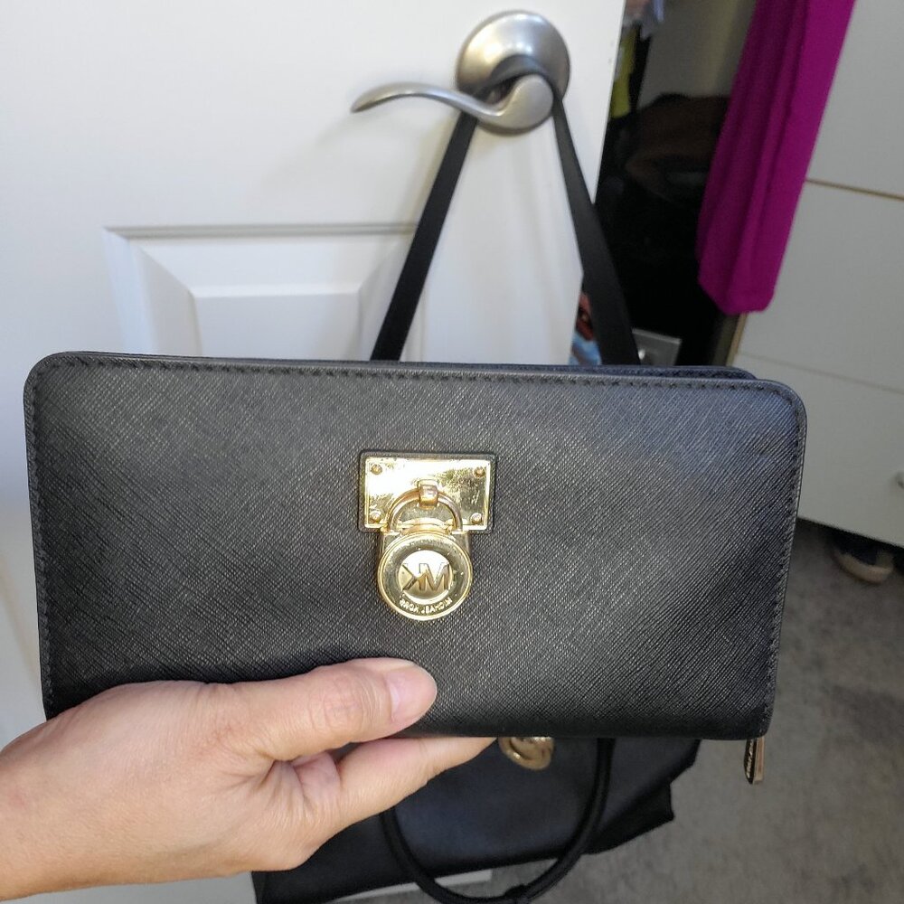 Michael Kors Large Handbag & Matching Wallet – Elegant & Spacious Set!